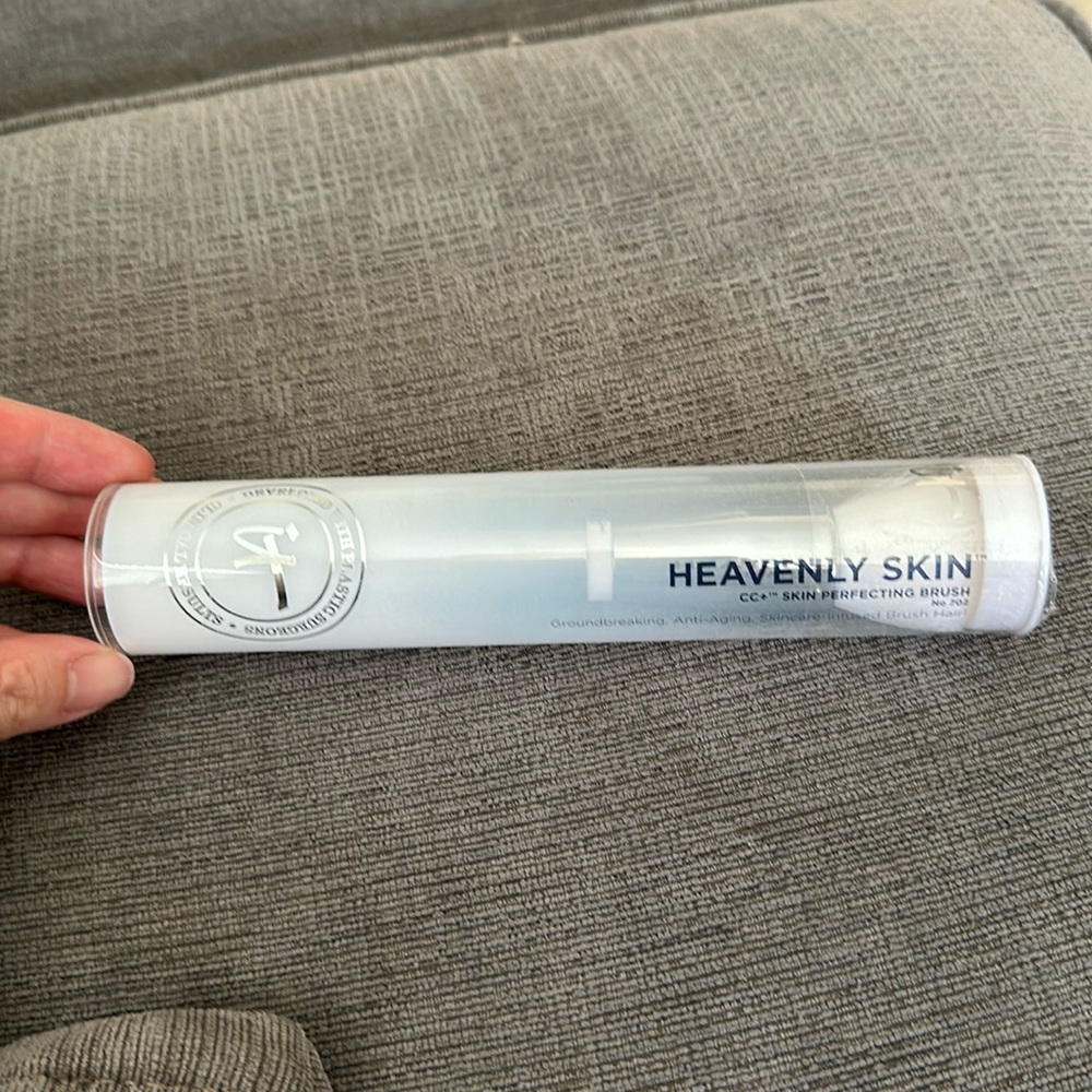 IT Cosmetics Heavenly Skin CC+ Skin
Perfecting Brush #702